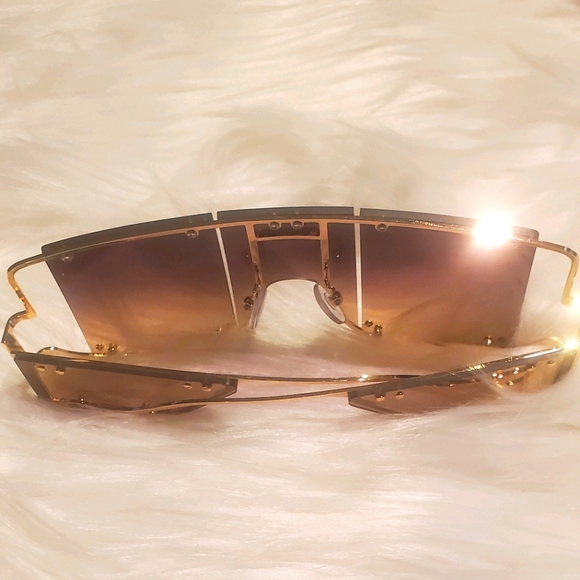 Oversized Sunnies - Picture 8 of 10